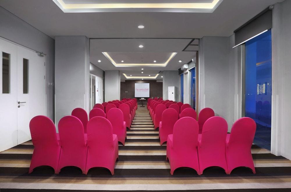 Favehotel Rungkut Surabaya Exterior photo