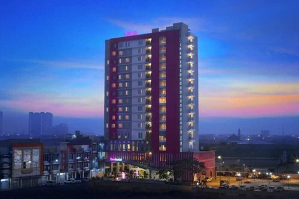 Favehotel Rungkut Surabaya Exterior photo